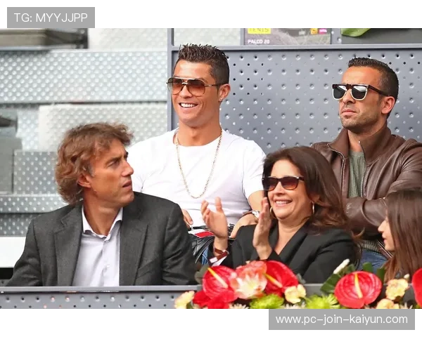 C罗与队友亲密互动,更衣室氛围融洽,c罗与球迷合影 C罗与队友亲密互动,更衣室氛围融洽,c罗与球迷合影