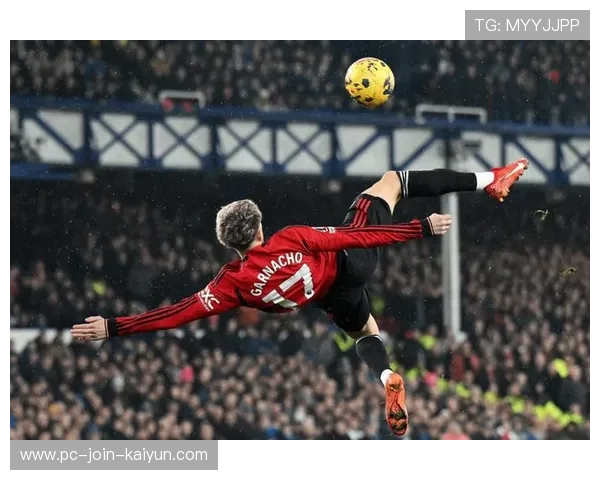 曼联前场连续传递抢眼,加纳乔抽射稍稍偏离 曼联前场连续传递抢眼,加纳乔抽射稍稍偏离