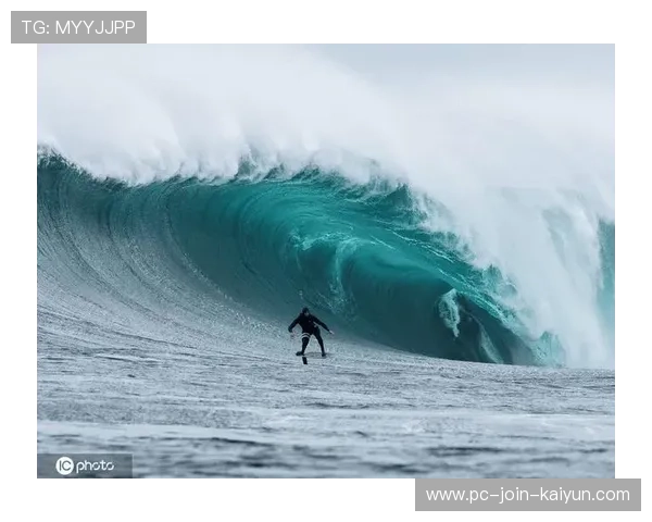 冲浪摄影师捕捉超巨浪画面,选手置身海之巨口 冲浪摄影师捕捉超巨浪画面,选手置身海之巨口