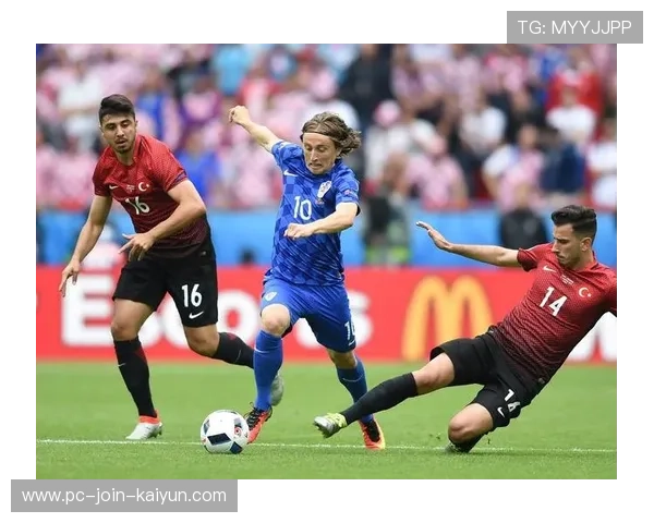 前锋背身接球转身扫射破网带队领先