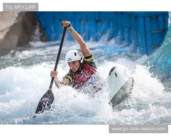 皮划艇急流赛段惊险连连，画面震撼